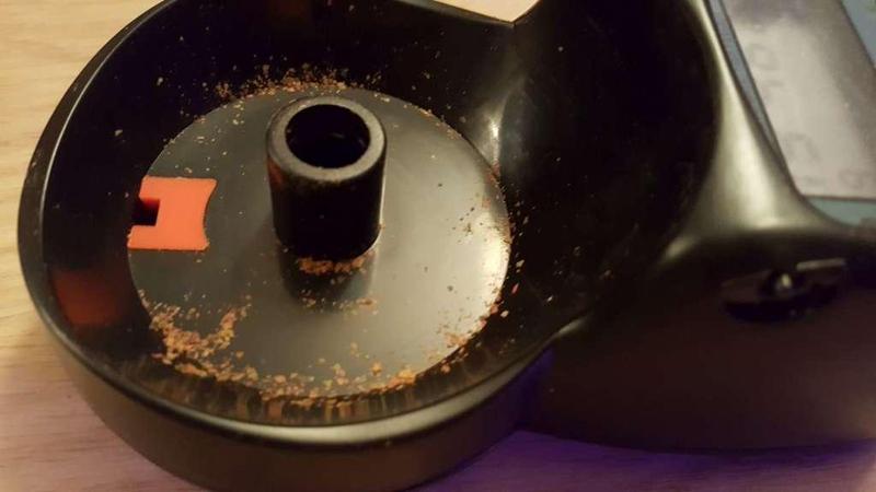 Aquarium fish feeder quantity reducer