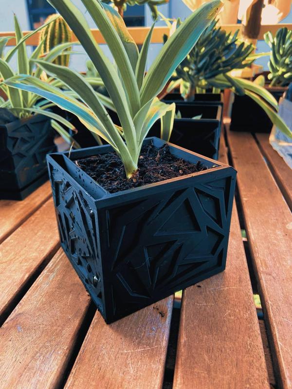 FLOWER POT // Integrated water storage // neat design