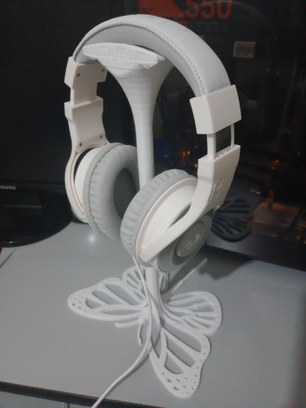 Headphone holder with butterfly base