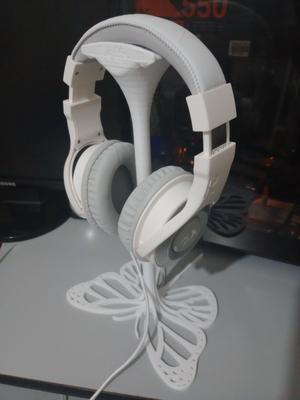 Headphone holder with butterfly base