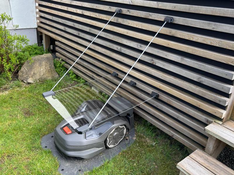 Robotic lawn mower roof