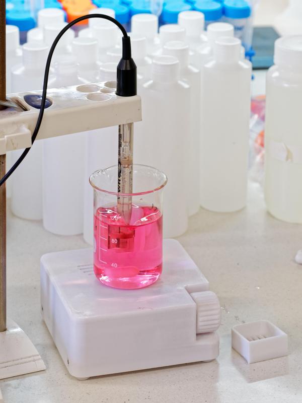 Compact, battery/USB powered magnetic stirrer