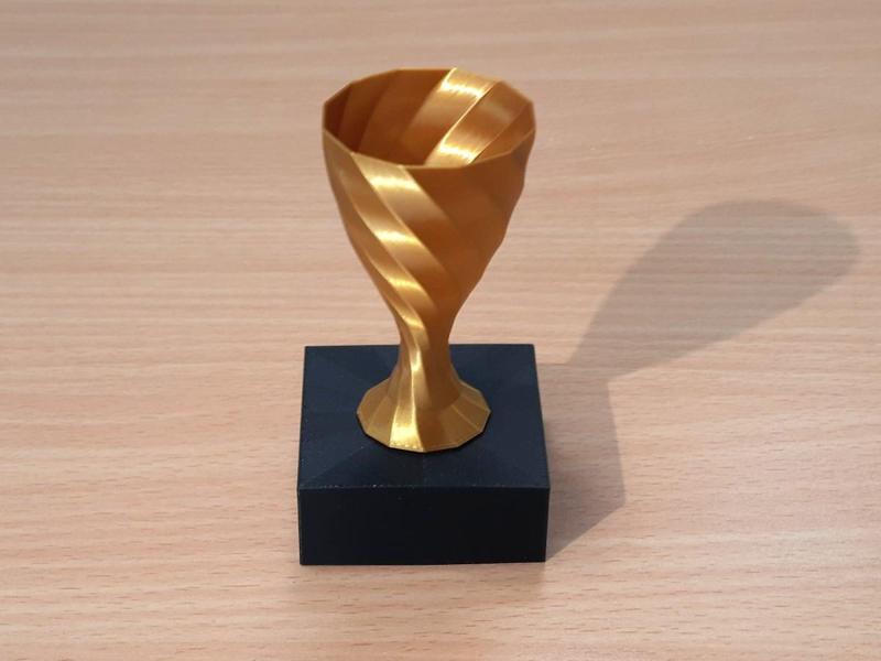 minimalistic twisted trophy (vase mode)
