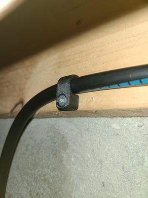 Cavalier pour fixer un câble de 12mm de diamètre avec une VIS A BOIS