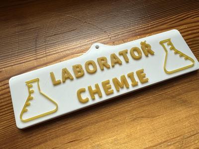 Laboratoř chemie - závěsná cedulka
