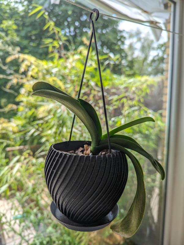 Hanging spiral plant pot