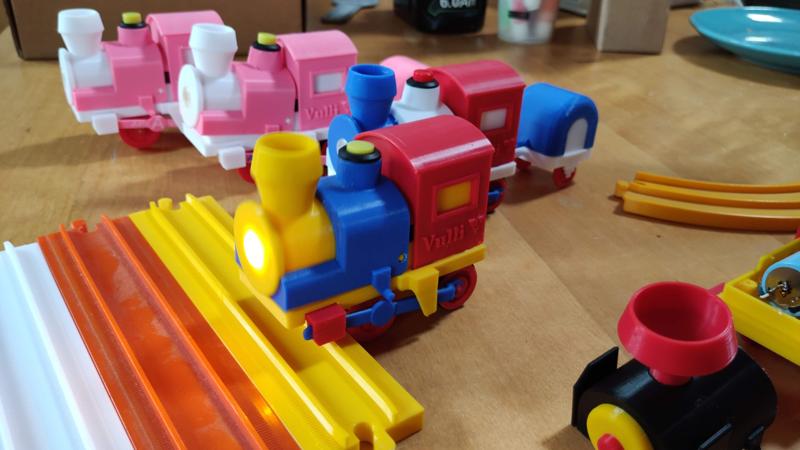 Vulli Train / Enchanted Train : 2 models + 2 trailers + rails