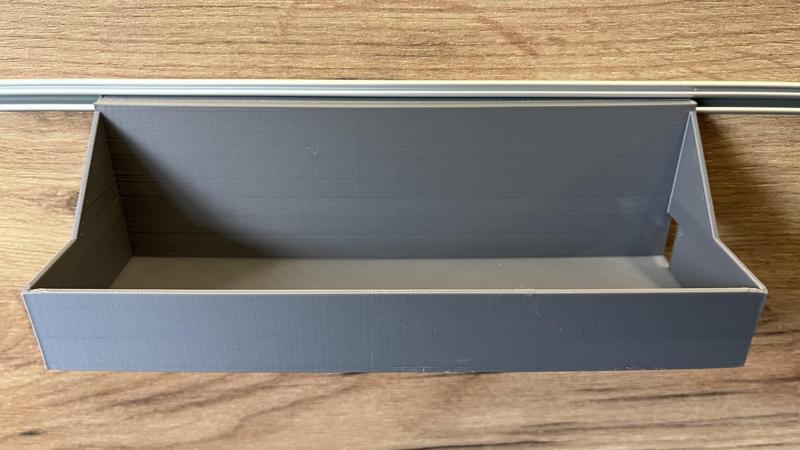 Korb für die Küchenwand mit Rinne. Basket for the kitchen wall with a gutter.