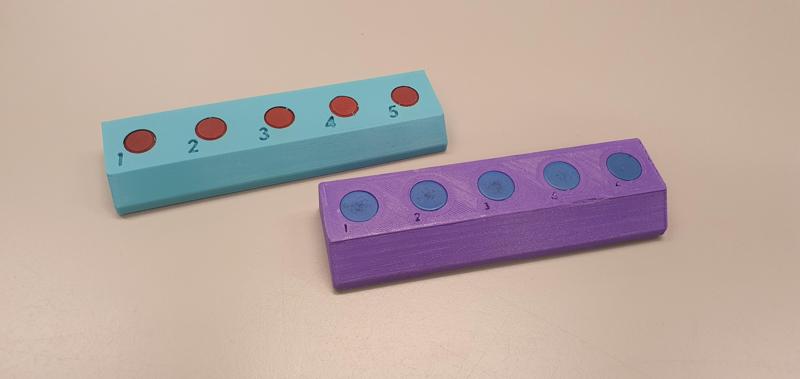 Septum holder tray for syringe needles