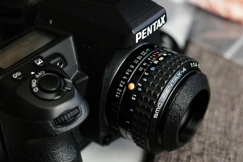 Low profile 49mm threaded lens hood