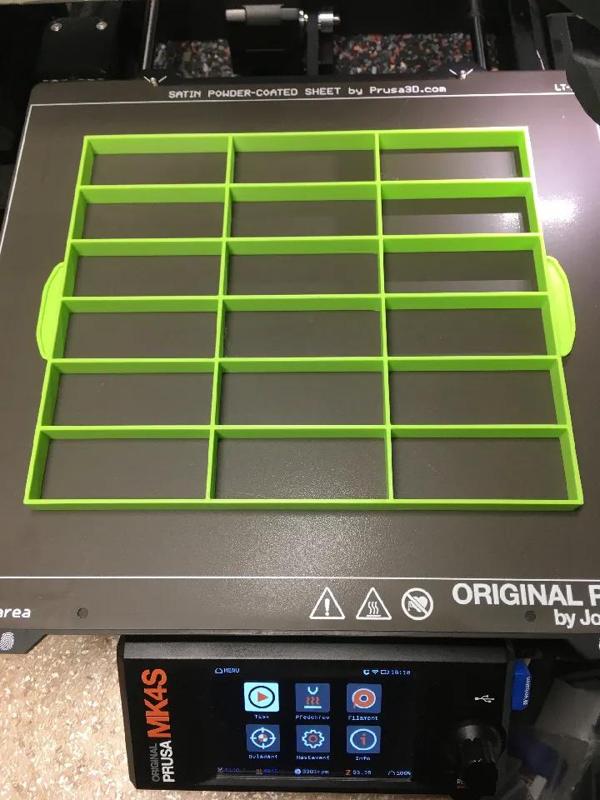 Naznačovač na zákusky   