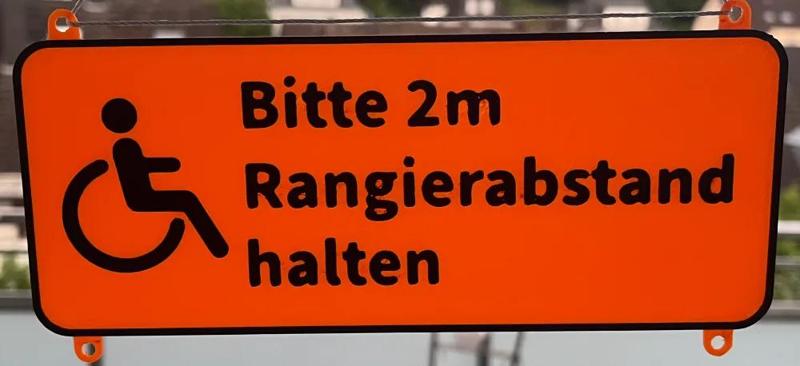Bitte 2m Rangierabstand halten   