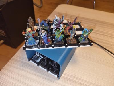 Safe transport tray for miniatures