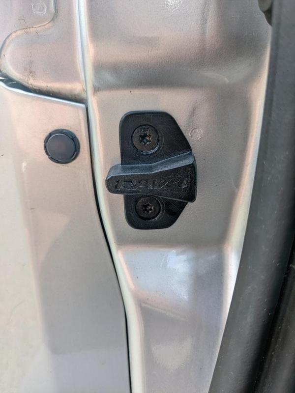 RAV4 2006-2012 - Rear door - Tail Gate noise fix mount