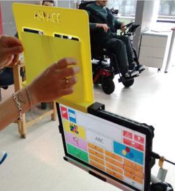 Atril para escribir en la tablet para una persona con parálisis cerebral