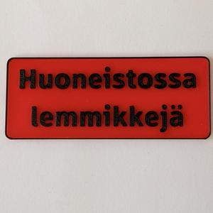 Huoneistossa lemmikkejä -kyltti