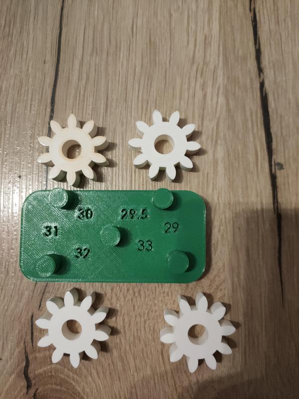 Gear distance play test / desk fidget toy