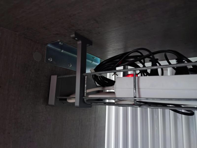 Simple holders and end cap for mesh cable duct 200x60