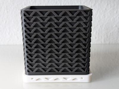 Squared Planter with Grid Webbing details 