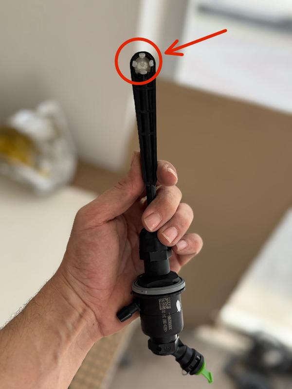 Fiat Doblo clutch retainer device