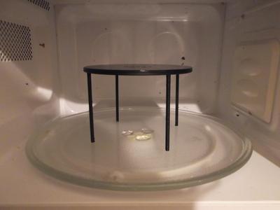 ADDITIONAL BASE FOR A MICROWAVE OVEN