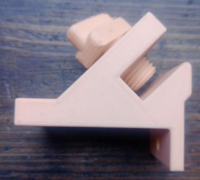 Retainer for cutting tiles at a 45 degree angle