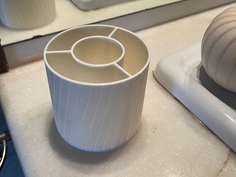 Cylindrical container, for bathroom or desk