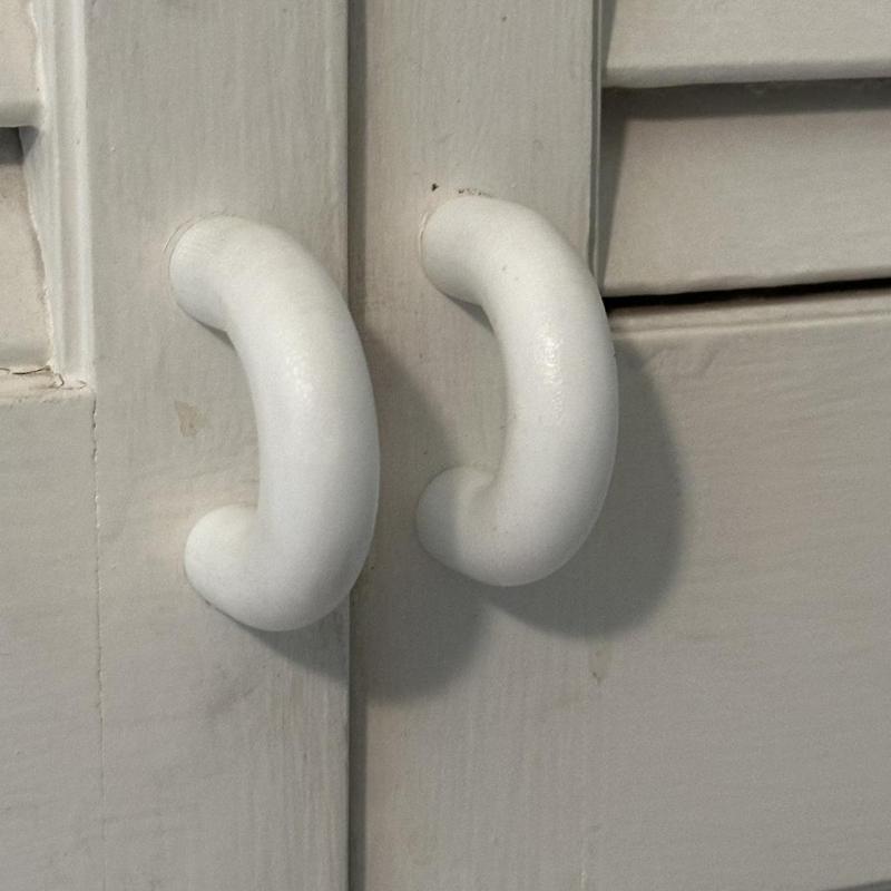 Half-toroid cabinet knob