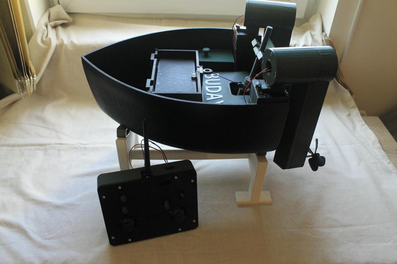 Double Motor and Double Bait Holder Bait Boat for Fishing