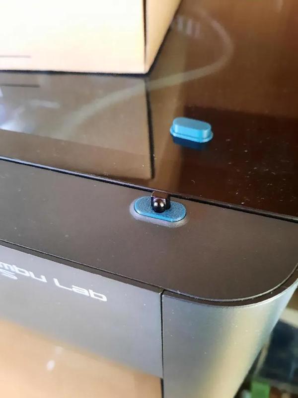 Dustplug with hole for IR sensor   