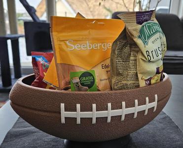 Foodbowl: Football shaped (snack) bowl