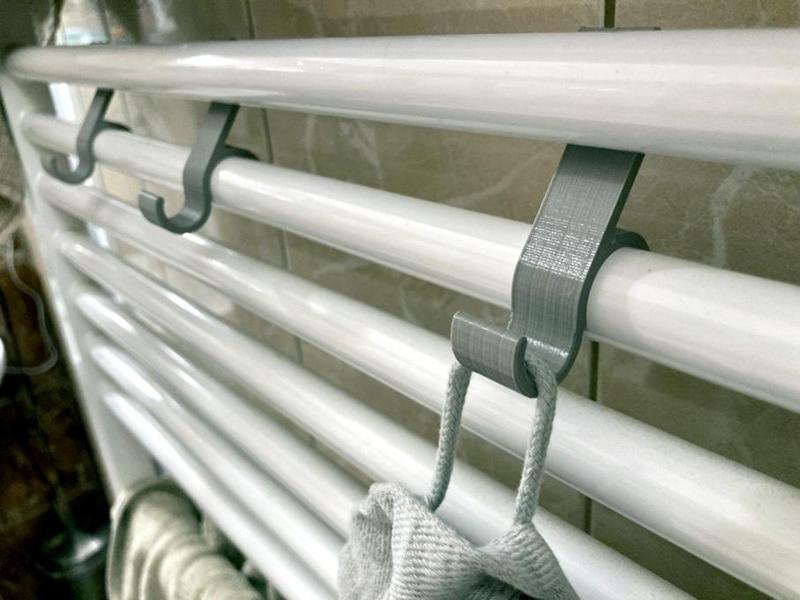 Háček na ručníky na topný žebřík do koupelny