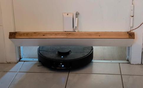 Automatic door for robot vacuum