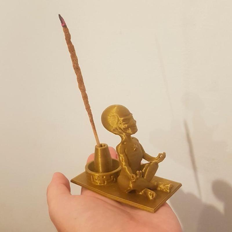 Alien doing Yoga saumerio holder - Without supports