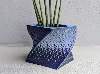 Elegant vase with diamond shapes (7cm diameter)