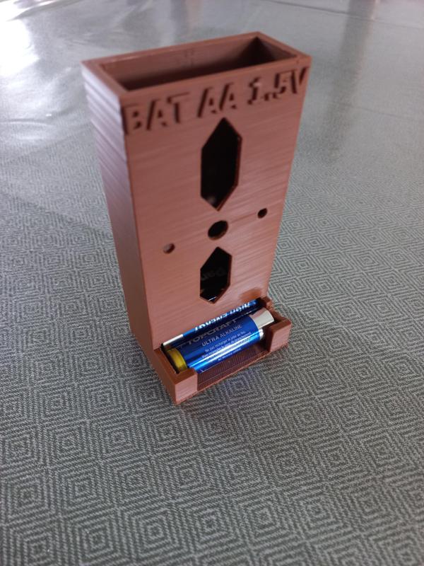 AA 1.5V battery dispenser