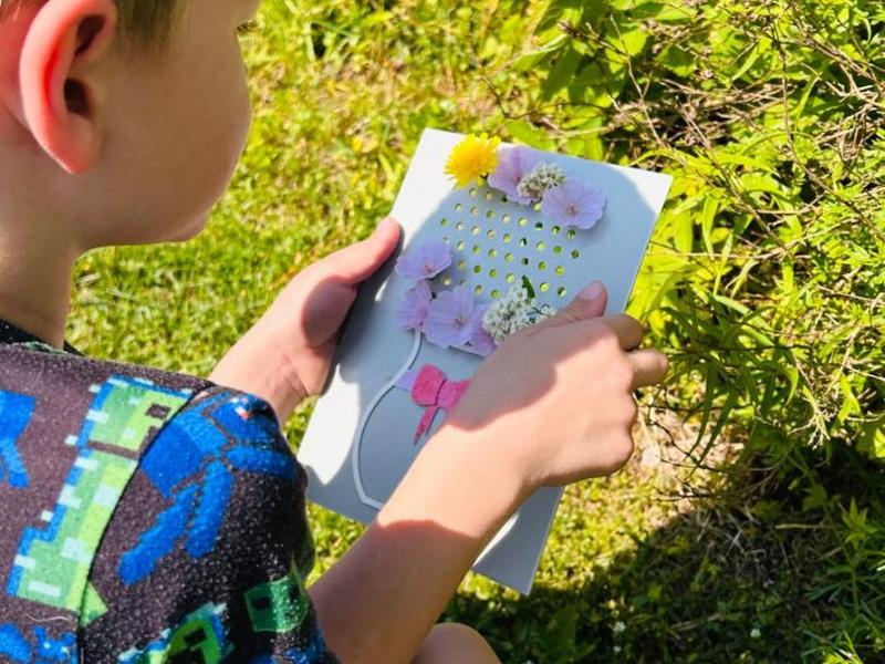 Wildflower Vase Plate – a Gift for a Mom