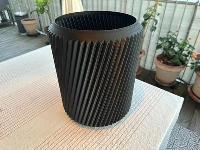 Large basket. Spiral vase print