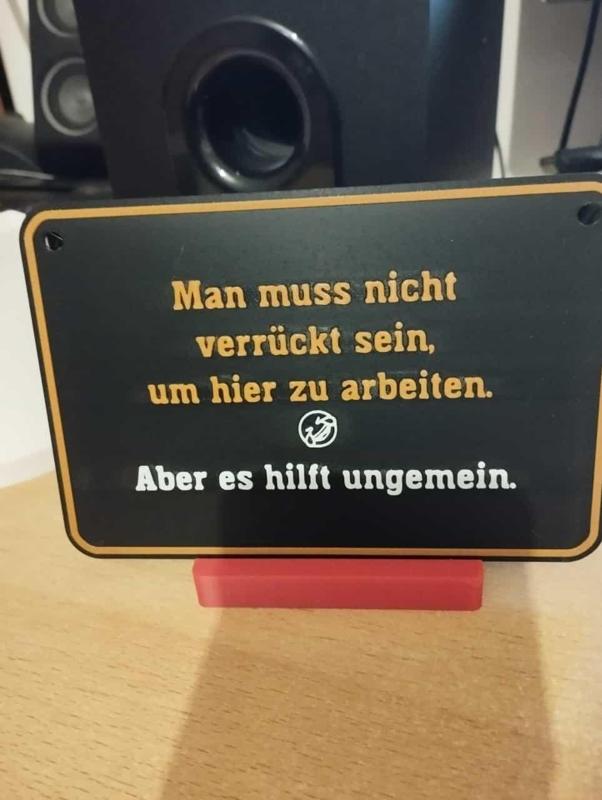 Lustiges Schild "Man muss nicht verrückt sein..."