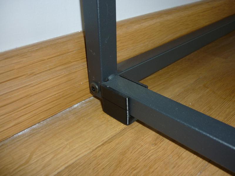 Shelf feet for metal shelving
