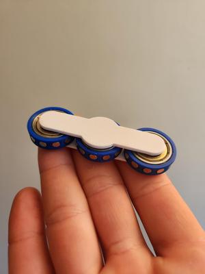 Magnetic fidget spinners