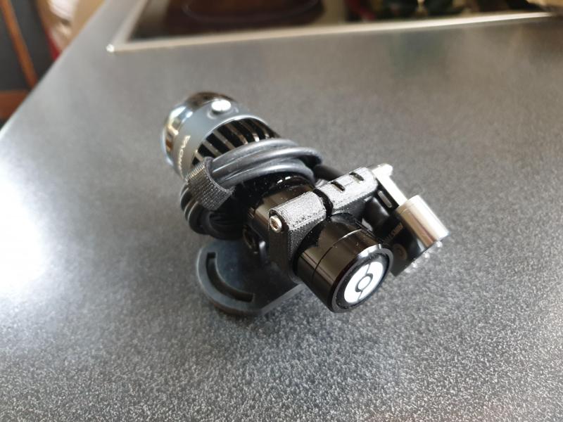 Rear light mounting bracket