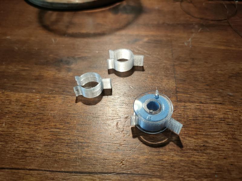 Bobbin clip with handle