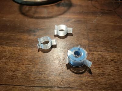 Bobbin clip with handle