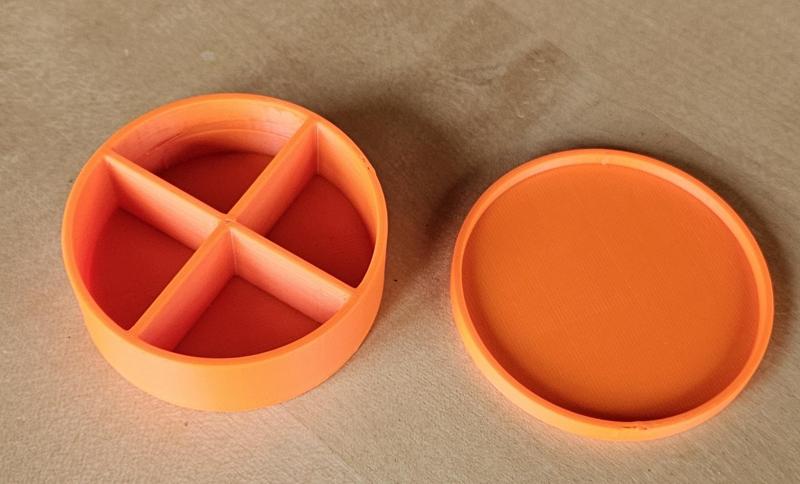 Einfache Dose mit Vierfachteilung / Simple box with quadruple partition