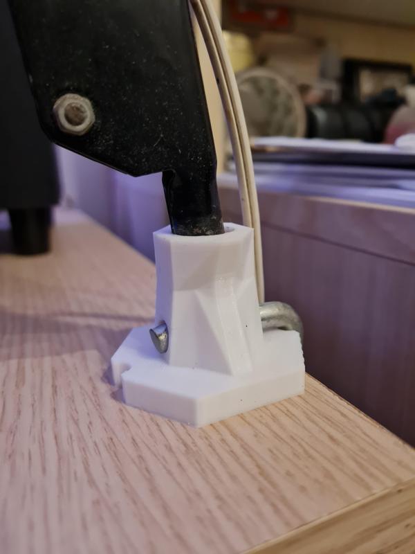 Base for desk lamp pivot