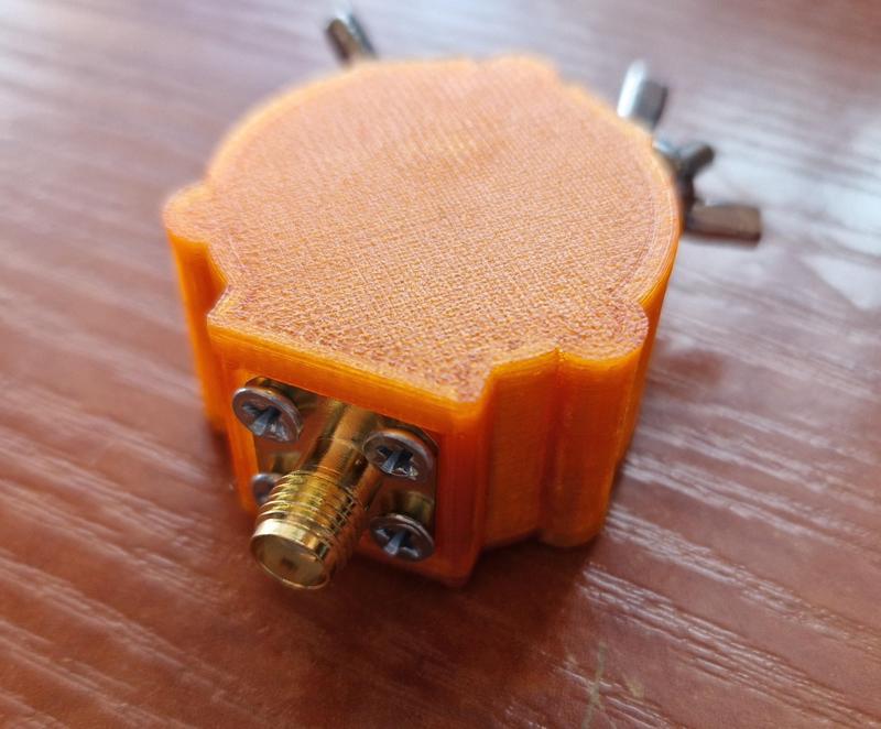 Mała obudowa balun z SMA / Small balun package with SMA