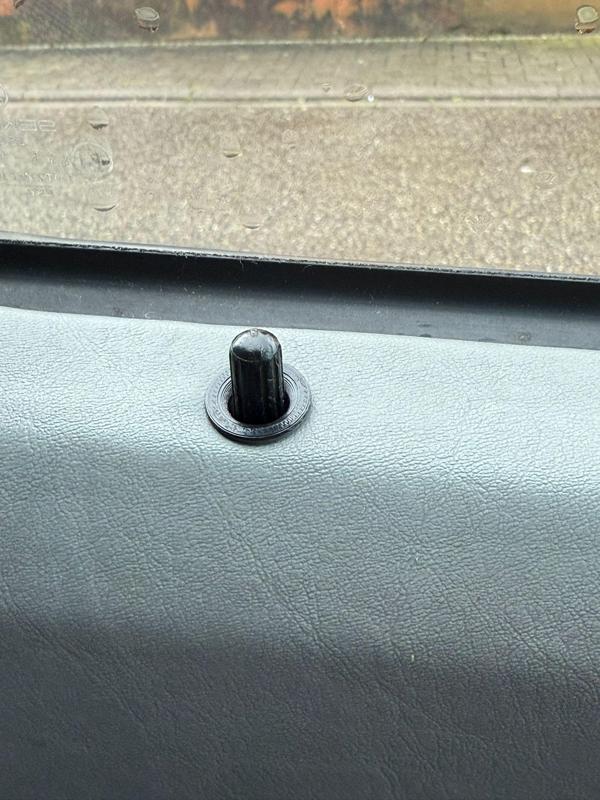 W201 190E Buchse für Türriegel.