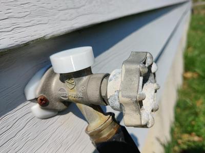 Cover for outdoor faucet vacuum breaker