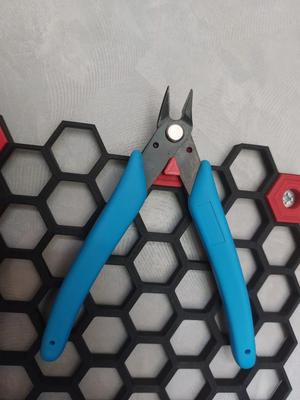 Honeycomb wall cutters